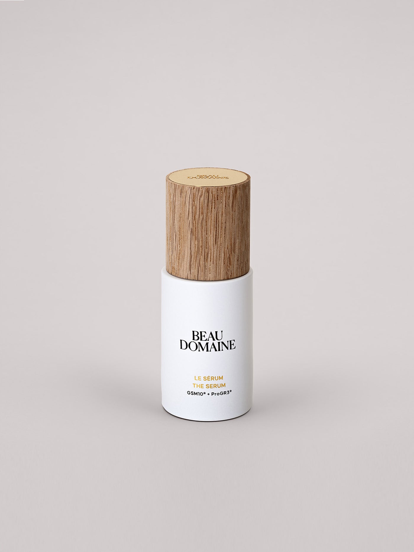 Weiße Flasche mit Holzdeckel auf hellgrauem Hintergrund.